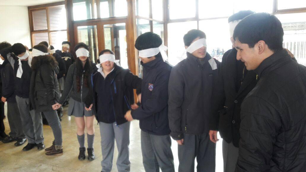 Estudiantes asistiendo al cine inclusivo