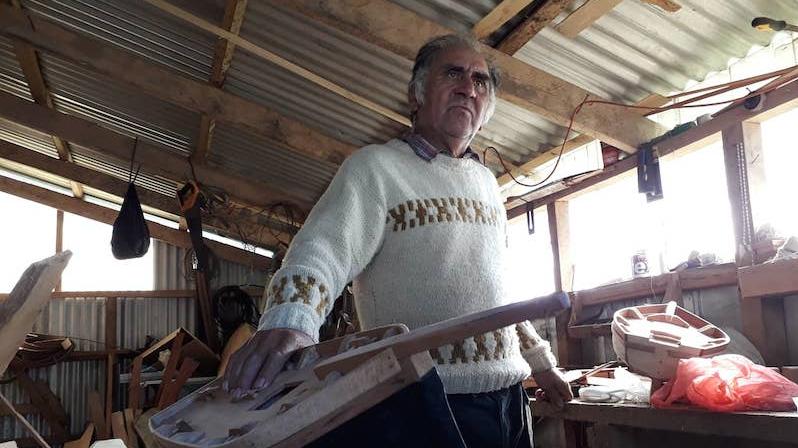 Roberto Triviño en su taller en isla Caucahue