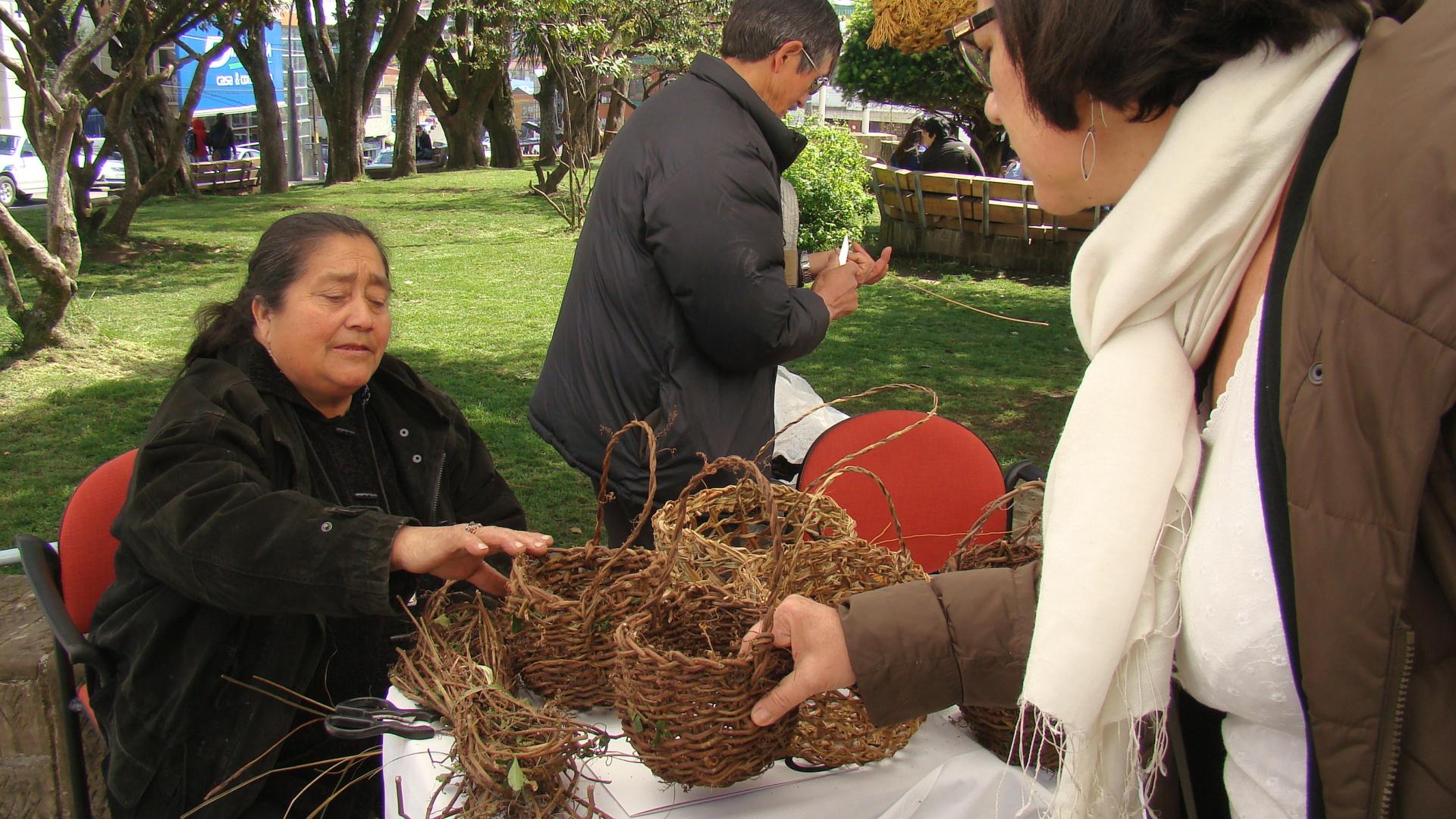 Fotografía: Enolfa Pérez, artesana, y Nury González, directora Museo de Arte Popular Americano. 1° versión de la feria, año 2012.