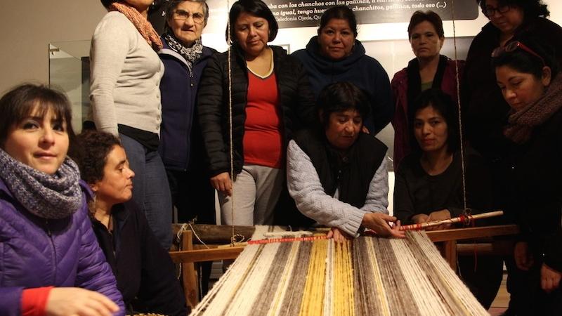 Fotografía: Maestra artesana Adriana Tureuna junto al curso, en el quelgo de la exposición.