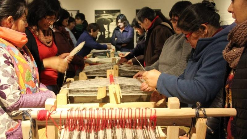 Artesanas textiles de Ancud participando del taller quelgo realizado en el museo en el marco de la exposición temporal Tejiendo Saberes (2017)