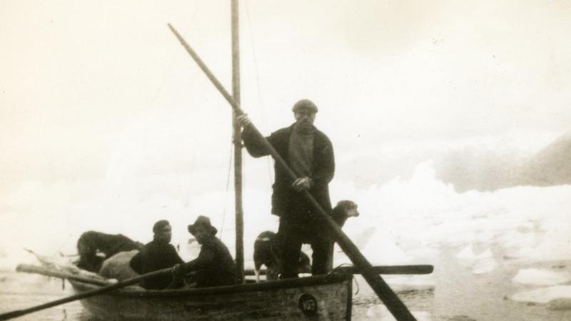 Chalupa en Laguna San Rafael, año 1936. Fotografía tomada durante la expedición de Enrique Hollub. Colección Enrique Hollub, Archivo fotográfico Museo Regional de Aysén.