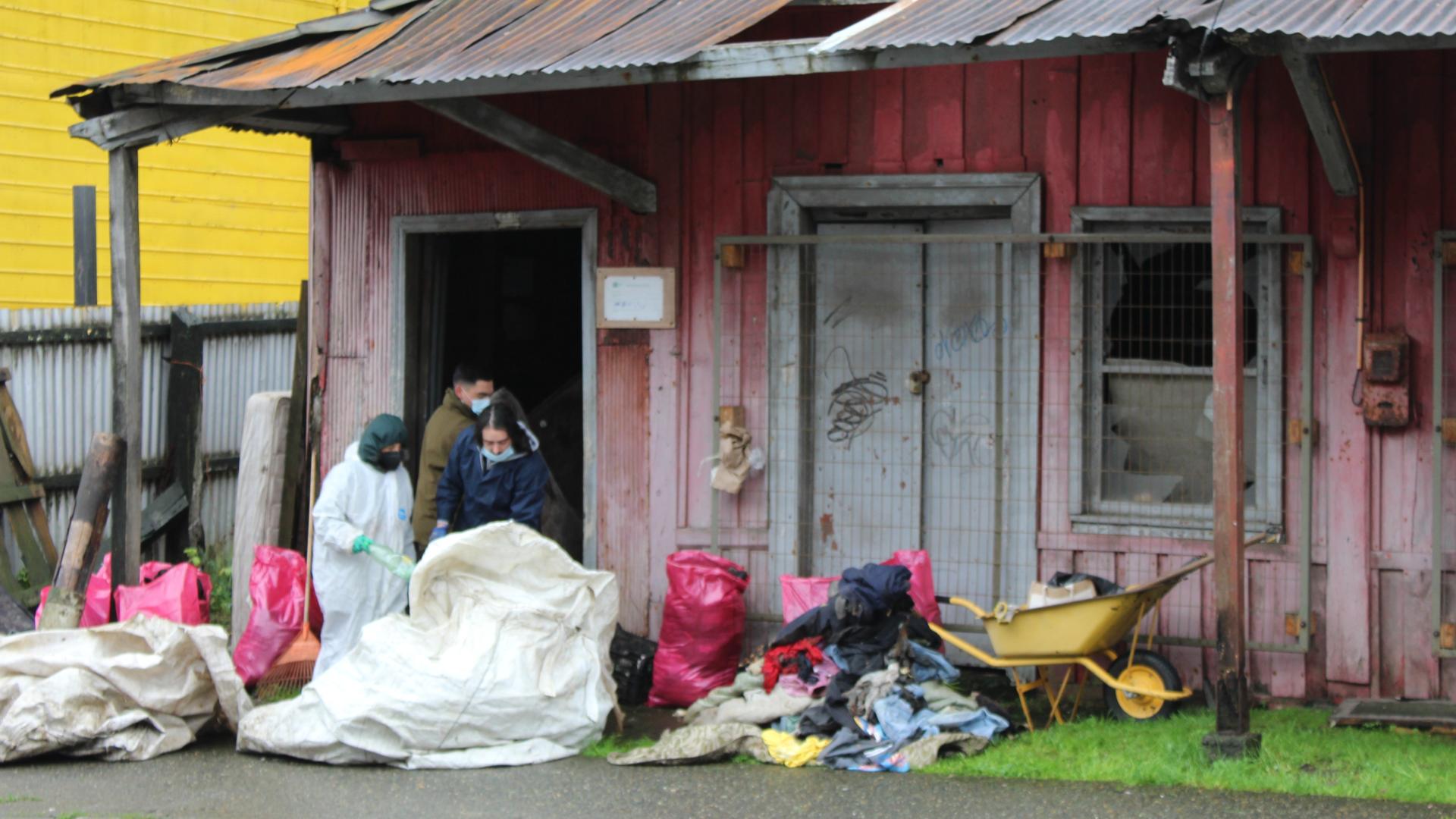 Limpieza de basura y escombros de la antigua Estación de Trenes de Ancud 