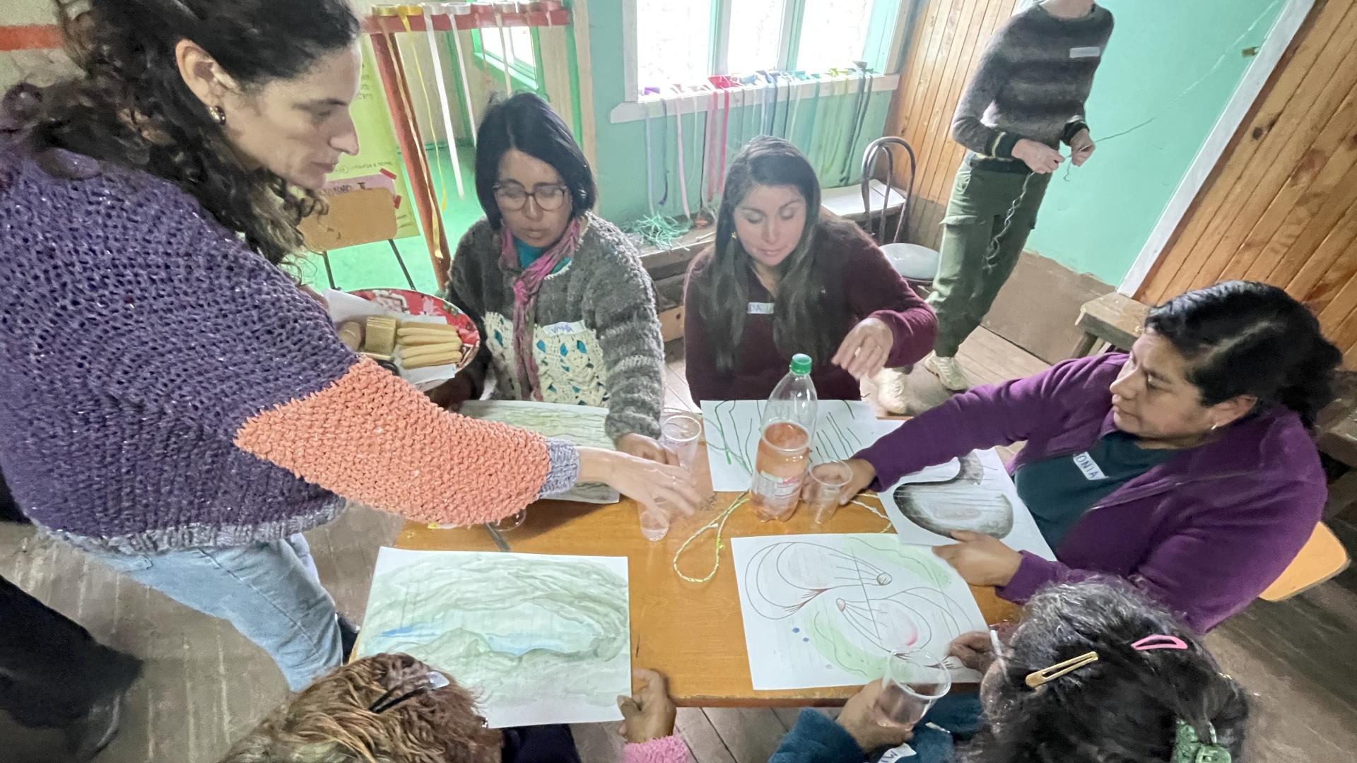 Taller Mujeres Tejiendo Historias, sede comunitaria de Peldehue.