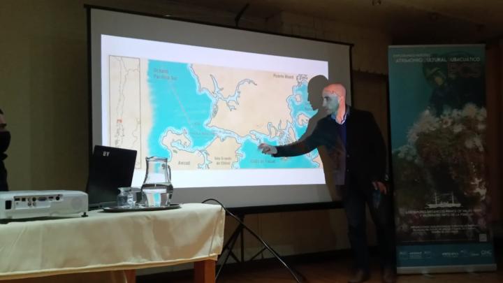 Arqueólogo Diego Carabias A., exponiendo los resultados de la investigación «Prospecciones arqueológicas y geofísicas marinas en aguas del golfo de Ancud y canal de Chacao»