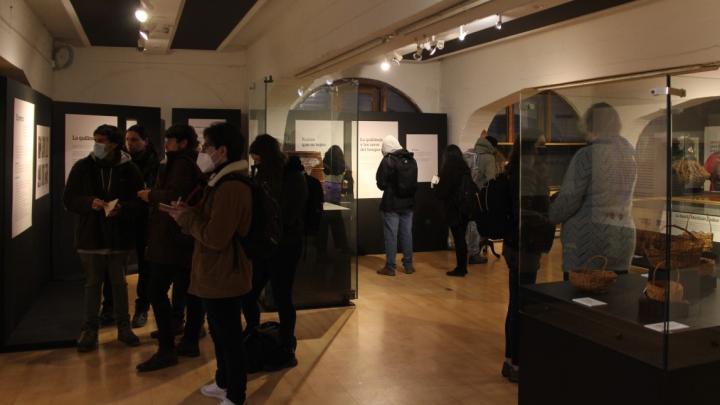 Estudiantes visitando la exposición