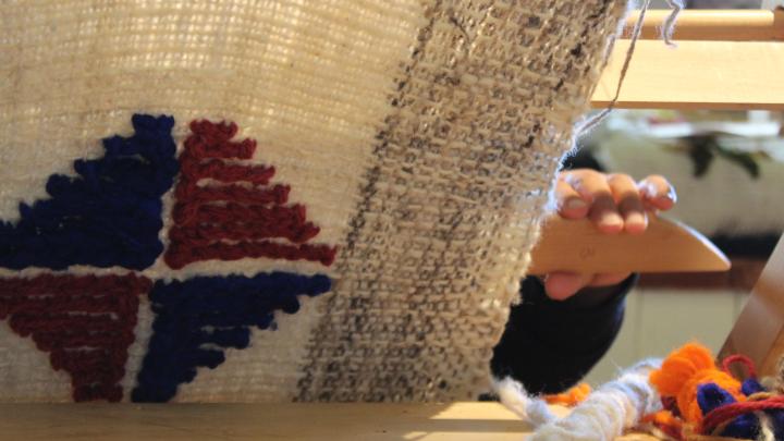 Imágen de un tejido en un taller de quelgo en el Museo Regional de Ancud realizado en verano de 2025.