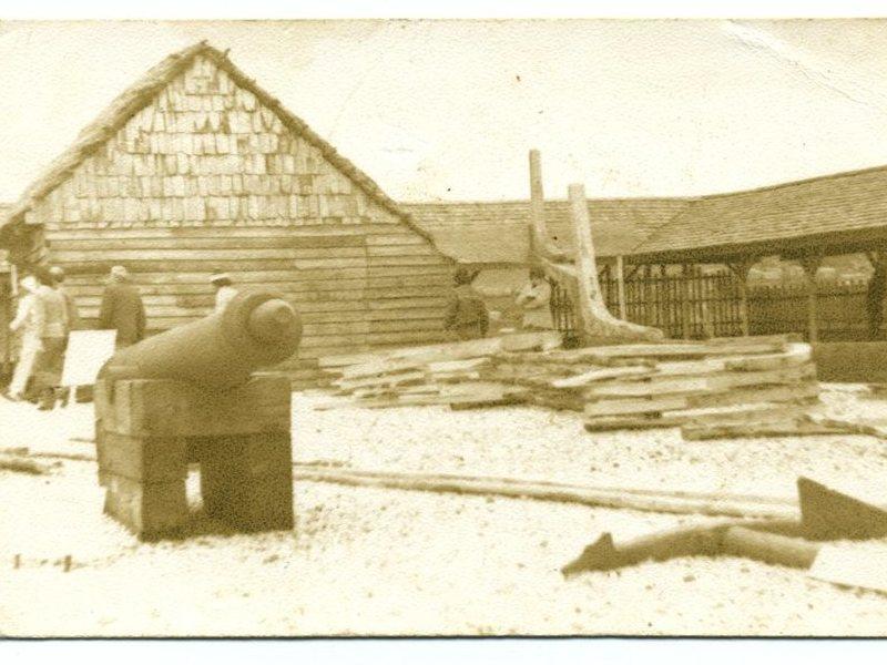 Muestra de la antigua exposición del Patio de los Recuerdos del museo, en la imagen se puede apreciar la cocina-fogón traído de Pugueñun.