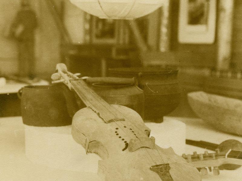 Imagen de un rabel perteneciente a las colecciones de museo, el instrumento es exhibido actualmente en la muestra permanente