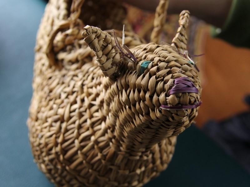 "Canasto-gato" tejido por Lastenia Chiguay (1909-2008), artesana de Chaiguao (Quellón).
Colección: Familia Raimapo Chiguay