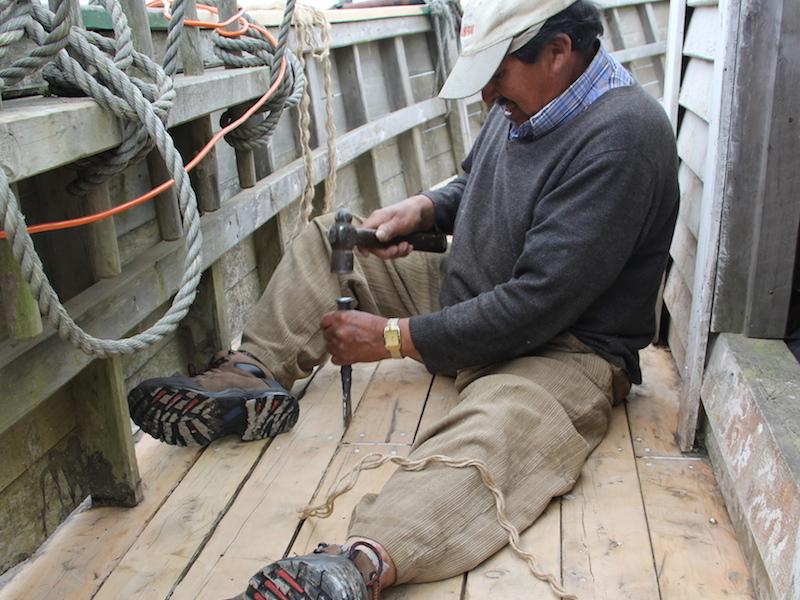 Pedro Soto reparando la réplica de la Goleta Ancud del museo el año 2014