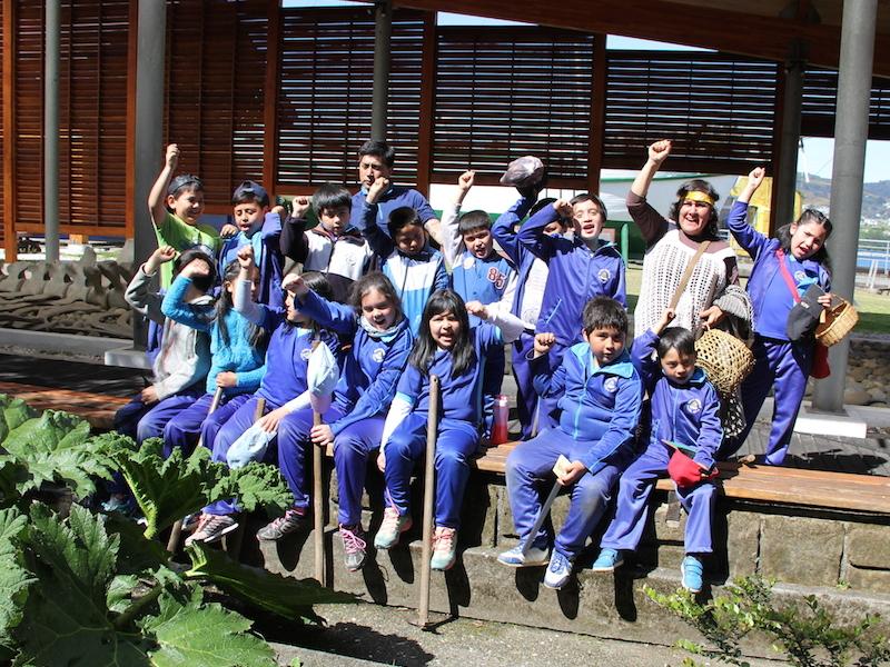 Fotografía: Grupo de estudiantes realizando un afafan junto a la educadora tradicional Ana Caileo