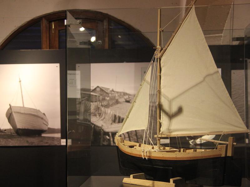 Modelo a escala de Chalupón guaitequero, pieza confeccionada por el artesano Roberto Triviño. Isla Caucahue, Quemchi.