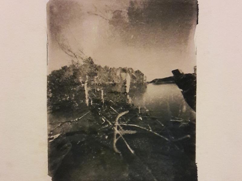 Fotografía del zarpe para ir a la pesca en el Estero de Paildad. La imágen fue obtenida con una cámara estenopeica.