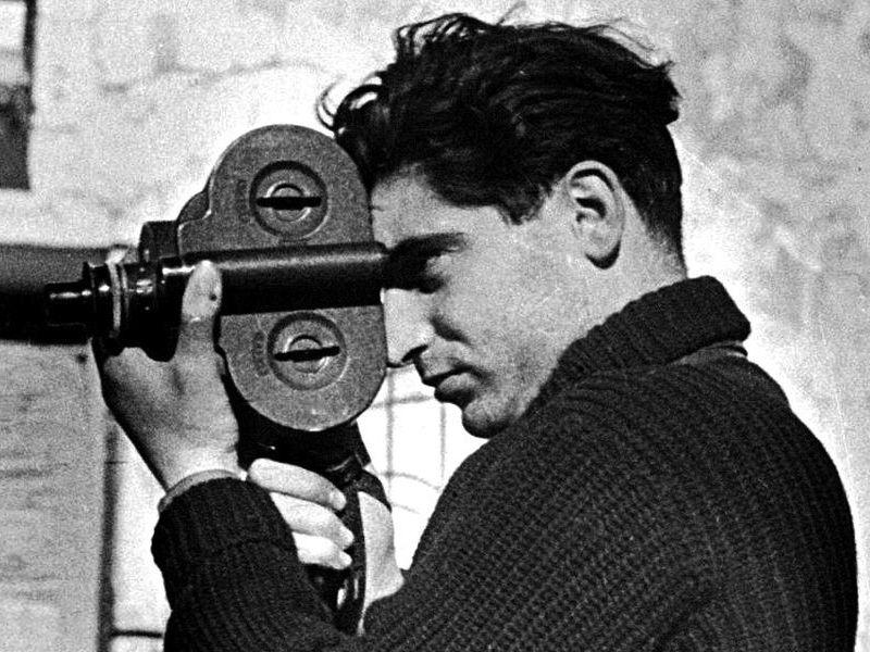 Fotografía: Robert Capa, fotógrafo que registró junto a Gerda Taro y David Seymour más de 4.500 negativos de la Guerra Civil Española. Dichos registro fue recuperado 70 años después en la denominada "maleta mexicana" en México.