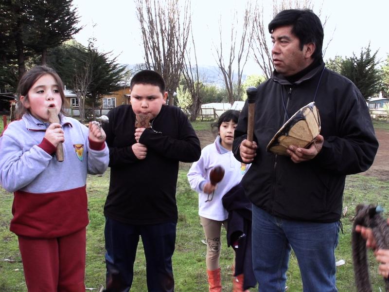 Pedro Ñanco y sus estudiantes interpretando música mapuche.