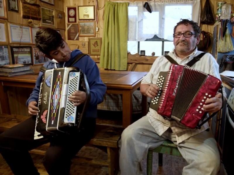 Sergio "Chauquino" Barrientos junto a su hijo Boris, acordeonistas radicados en Dalcahue. Desde los 5 años Boris ha acompañado a su papá en numerosas presentaciones por Chiloé.