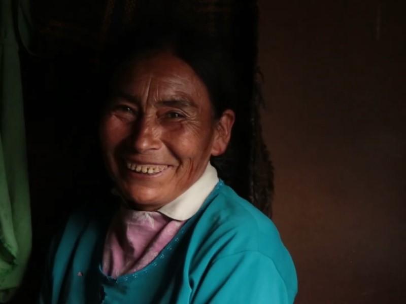 Enedina Huichaquelén, protagonista del documental, conocedora de algunas prácticas de salud ancestral presentes en el archipiélago de Quinchao.