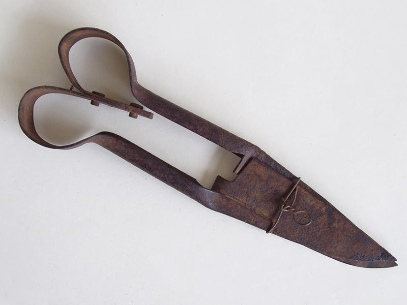 Tijerón de metal para esquilar. Colección Textiles de Chiloé. En depósito, n.° de inventario 260.