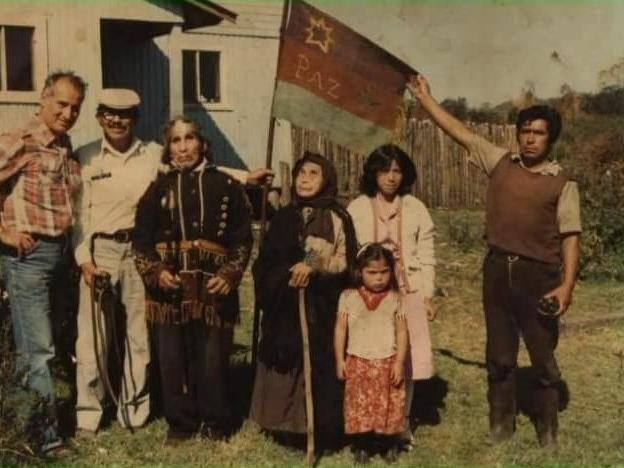 De izquierda a derecha, Carlos López von Vriessen (investigador), Carlos Lincoman (longko del Fundo Coihuin), Pedro Huenteo (longko de Huequetrumao), María Rain Quinan (esposa de Pedro Huenteo, líder y kimche de la comunidad), Hilda Huenteo (nieta), y Ne