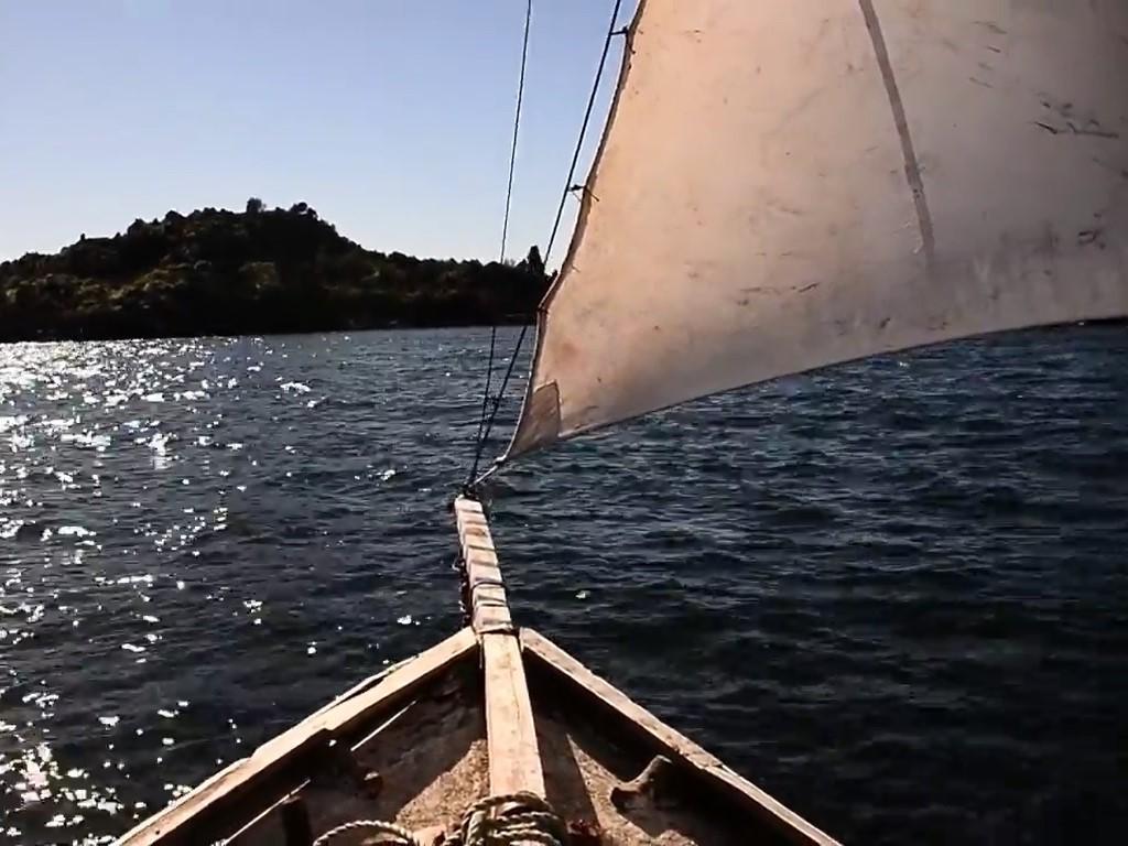 Lancha velera navegando las costas de Hualaihué