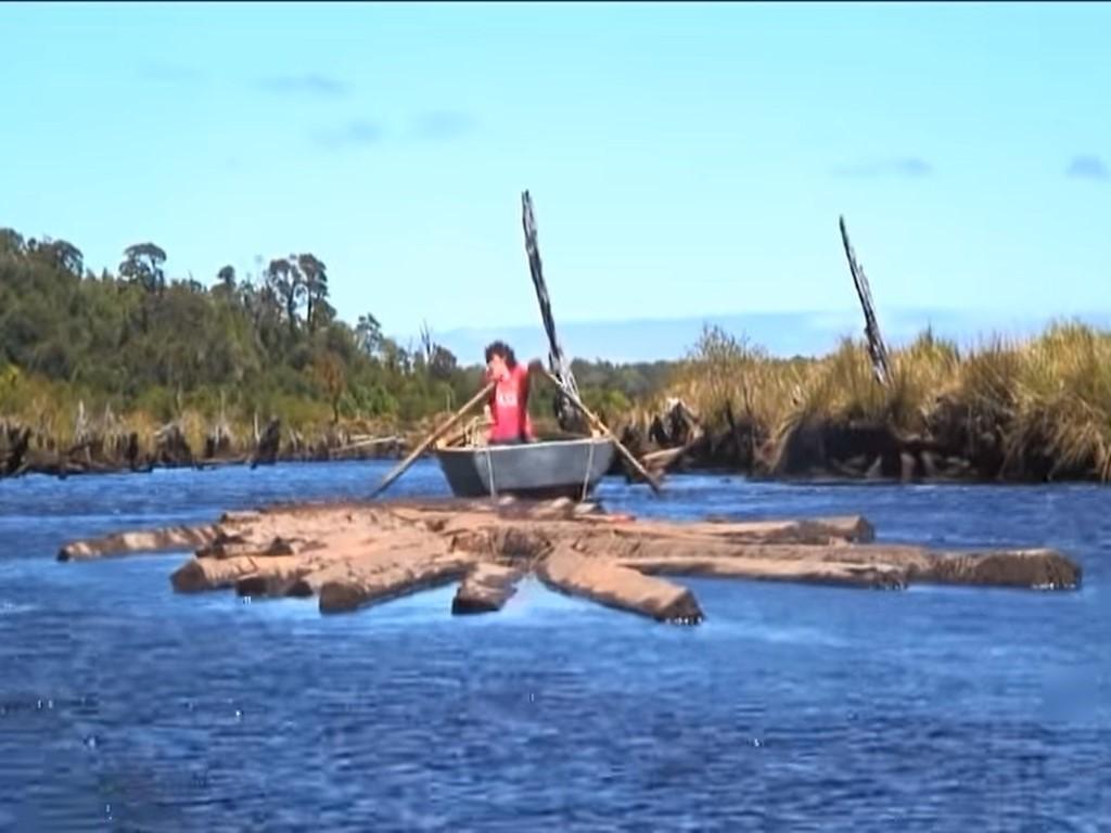 Imagen: Transportando madera en bote para la construcción de embarcaciones en astillero