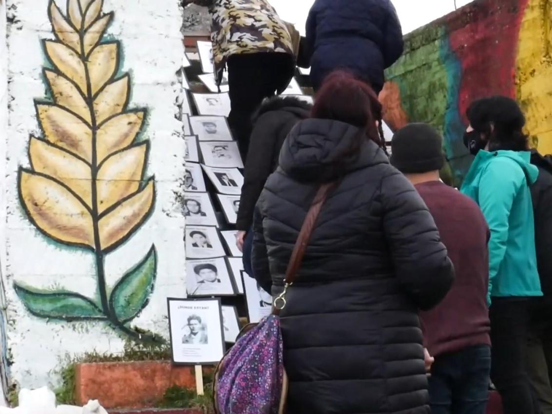 Romería en el Monolito conmemorativo al lado del puente carretero, río Pilmaiquén. Uno de los principales sitios de memoria en la provincia de Osorno.