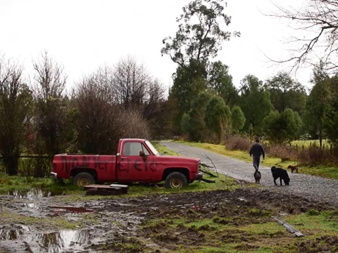 Escena del documental Algo huele mal en Chiloé de Sara Luz Montoya