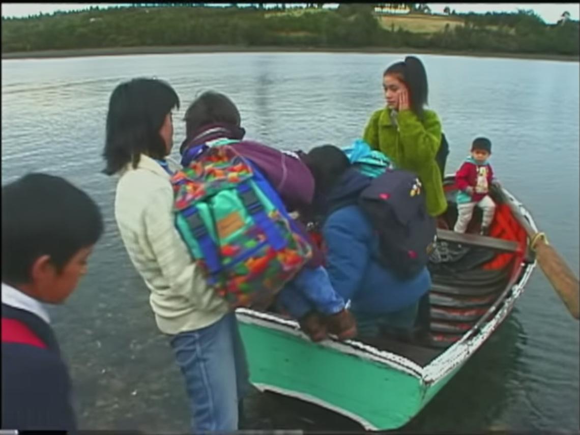 Estudiantes cruzando en bote para ir a la escuela Linda Vista