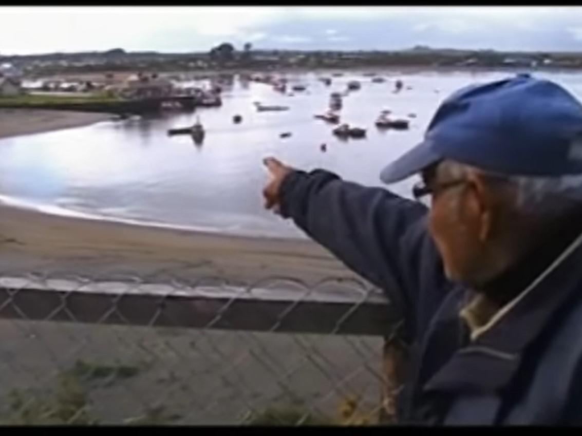 Amado Ulloa señalando los lugares donde desaparecieron casas y calles de Carelmapu producto del maremoto.