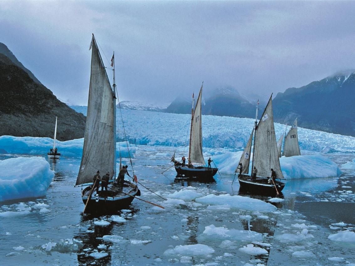 Regata de lanchas chilotas a vela en laguna San Rafael, Región de Aysén. Fotografía: Claudio Pino Ocampo