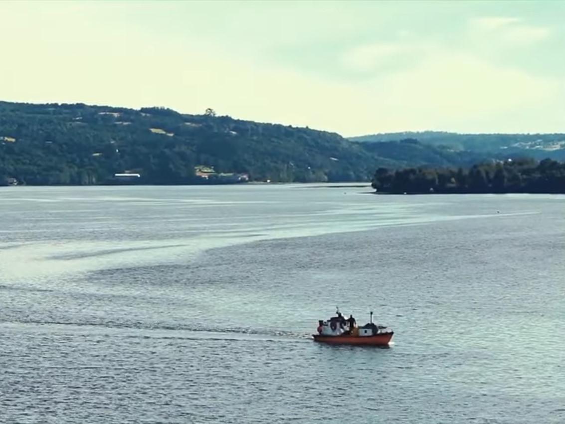 Estero Paildad está ubicado en la comuna de Queilen.