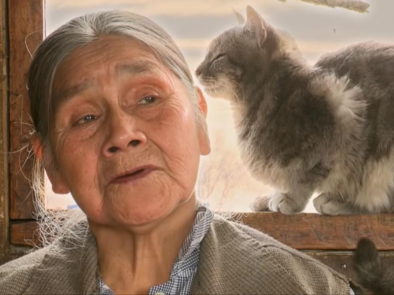 Carmen Millalonco, una de las principales voces del documental, quien narra sus recuerdos sobre la vida de bordemar, destacando su conocimiento sobre las ceremonias y rogativas asociadas al mar.