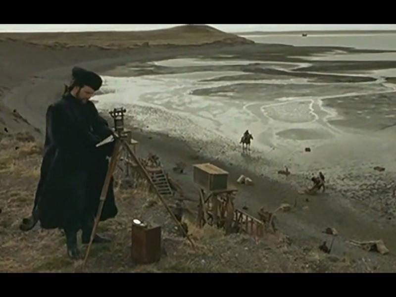 Escena de la película. En la imagen, Julius Popper (Jorge Perugorría) supervisando las faenas de extracción de oro.
