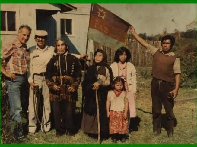 De izquierda a derecha, Carlos López von Vriessen (investigador), Carlos Lincoman (longko del Fundo Coihuin), Pedro Huenteo (longko de Huequetrumao), María Rain Quinan (esposa de Pedro Huenteo, líder y kimche de la comunidad), Hilda Huenteo (nieta), y Nelson Pillampel (presidente del Consejo de Huequetrumao). Abajo, Edit Obando Guenteo (nieta).