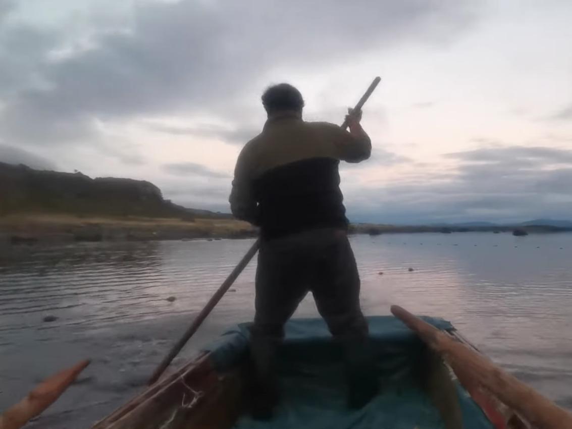 Reinaldo Caro pescando en su bote