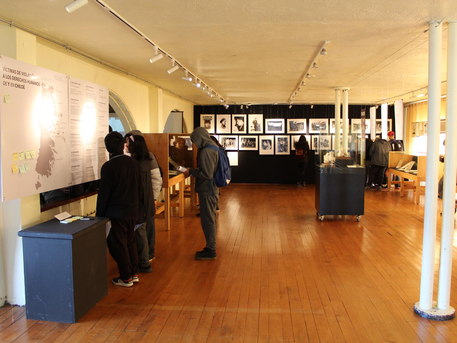 Estudiantes visitando la exposición