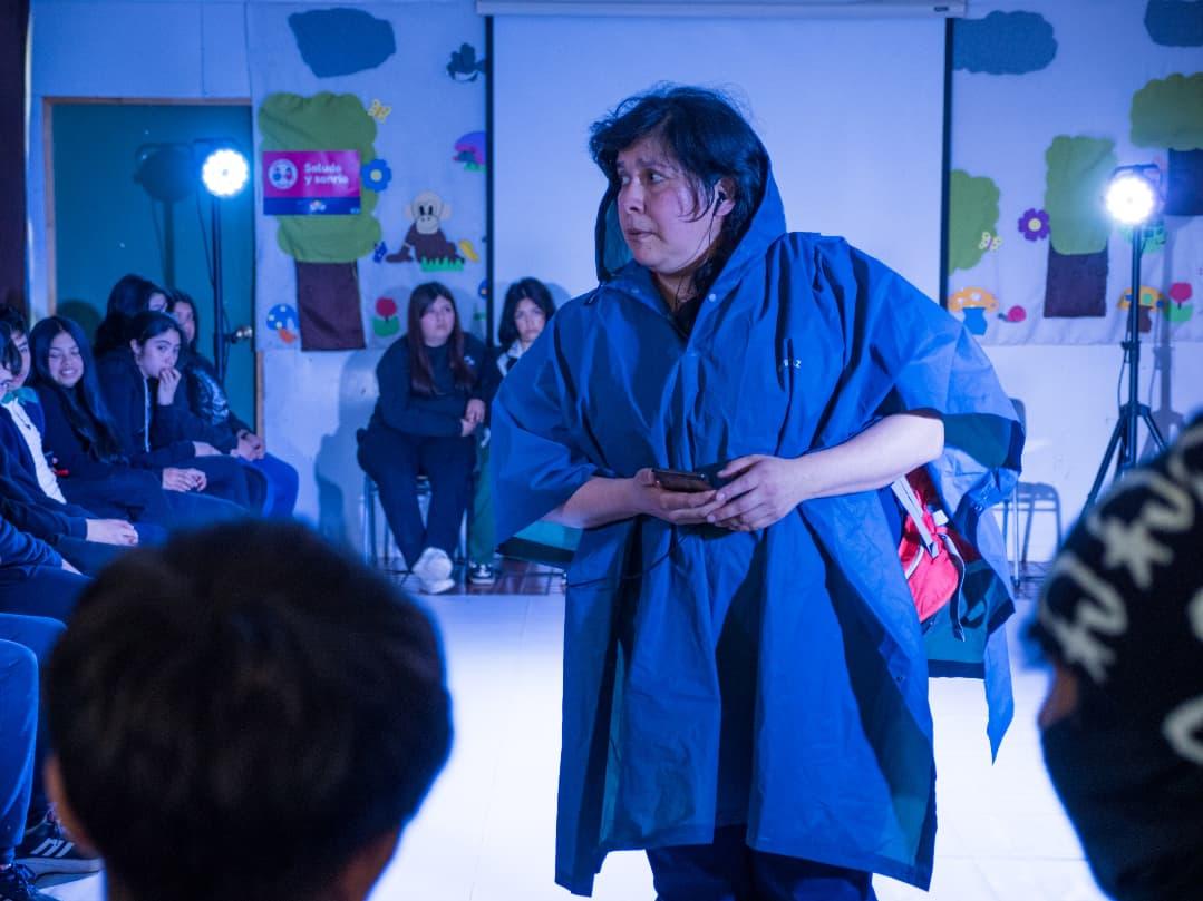 Actriz Paula Almonacid en un taller educativo sobre las artes escénicas 