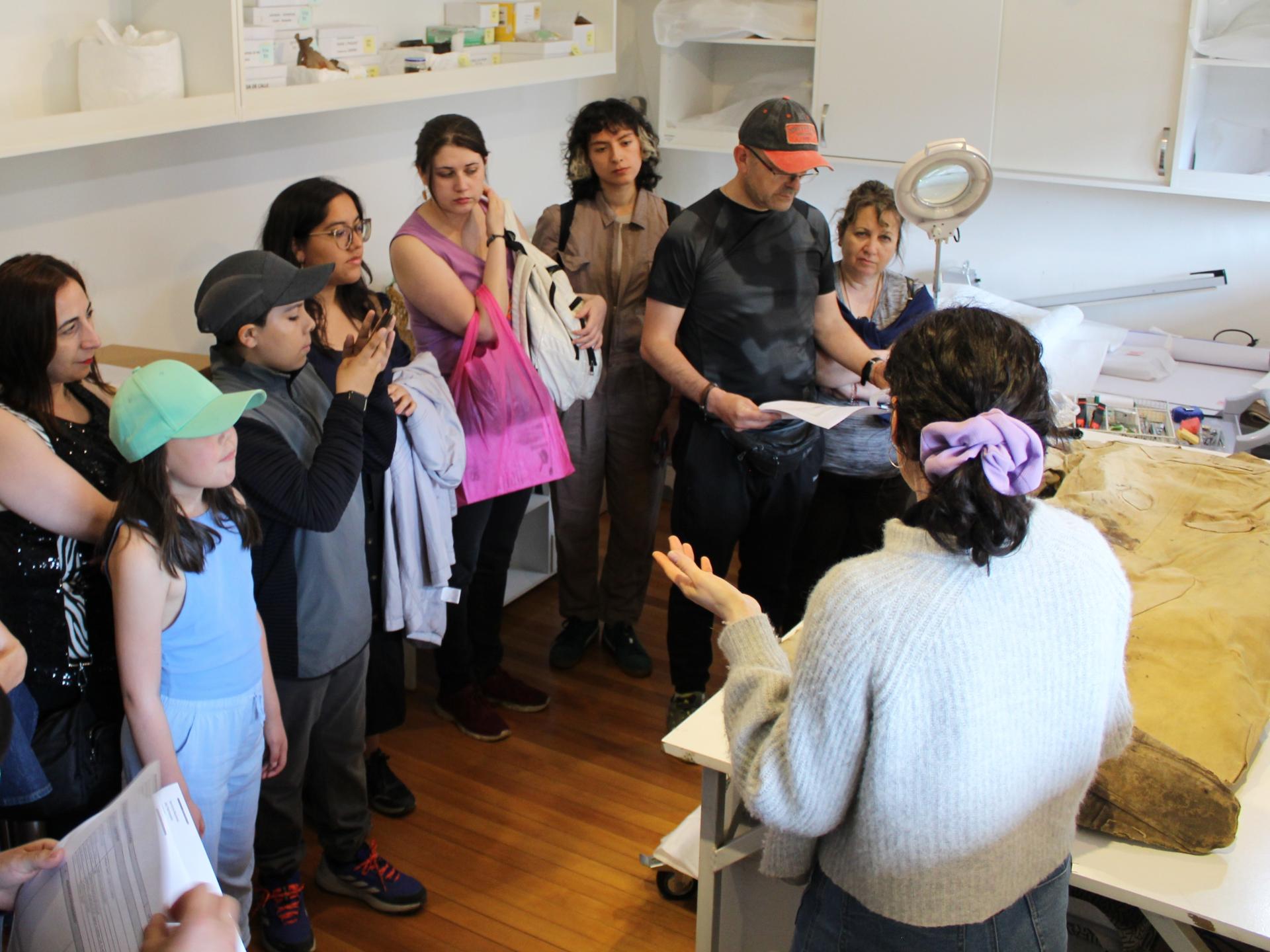 Imagen de una visita guiada al depósito de colecciones del museo para Museos en Verano 2025