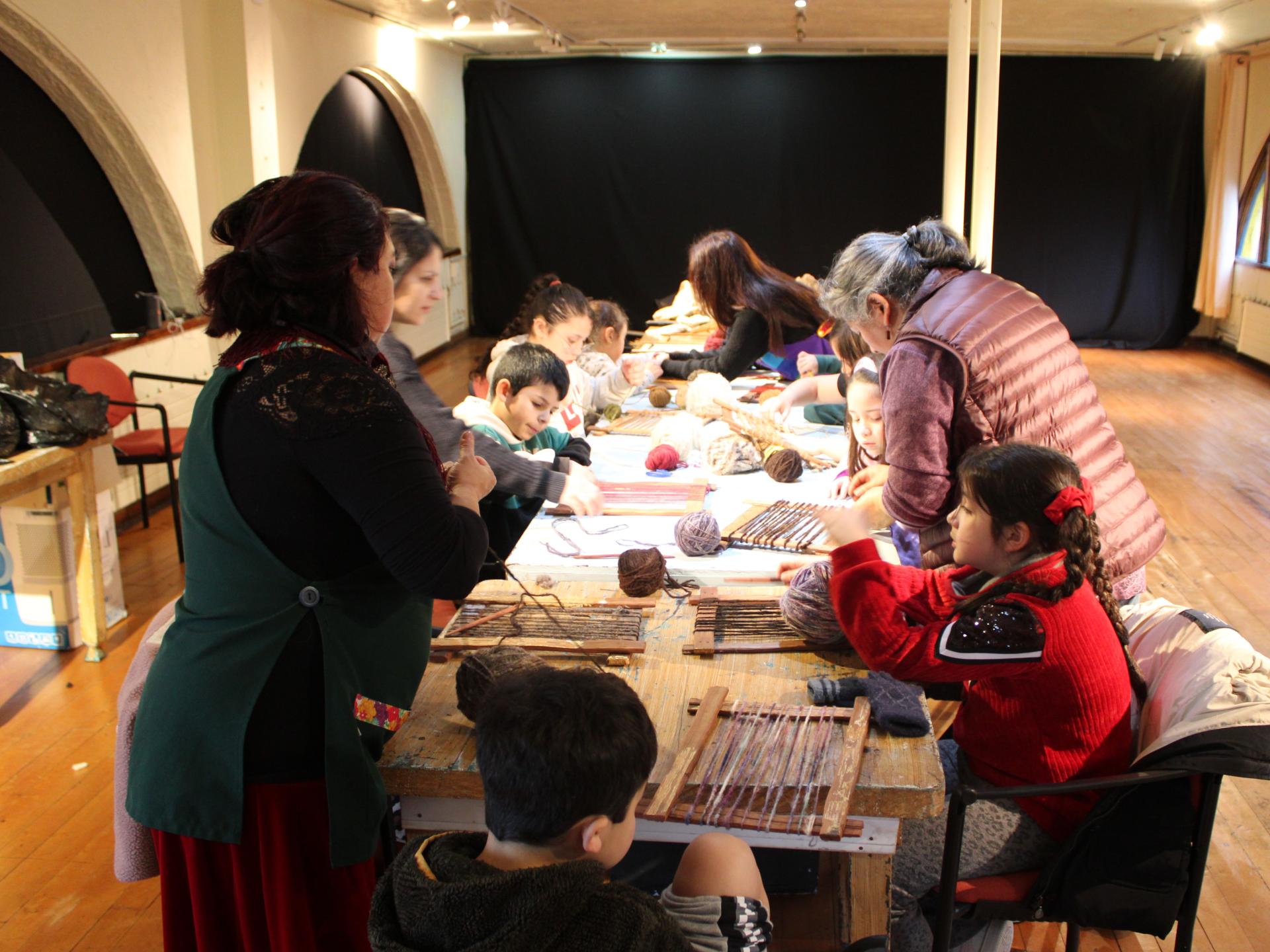 Taller de telar decorativo en el museo