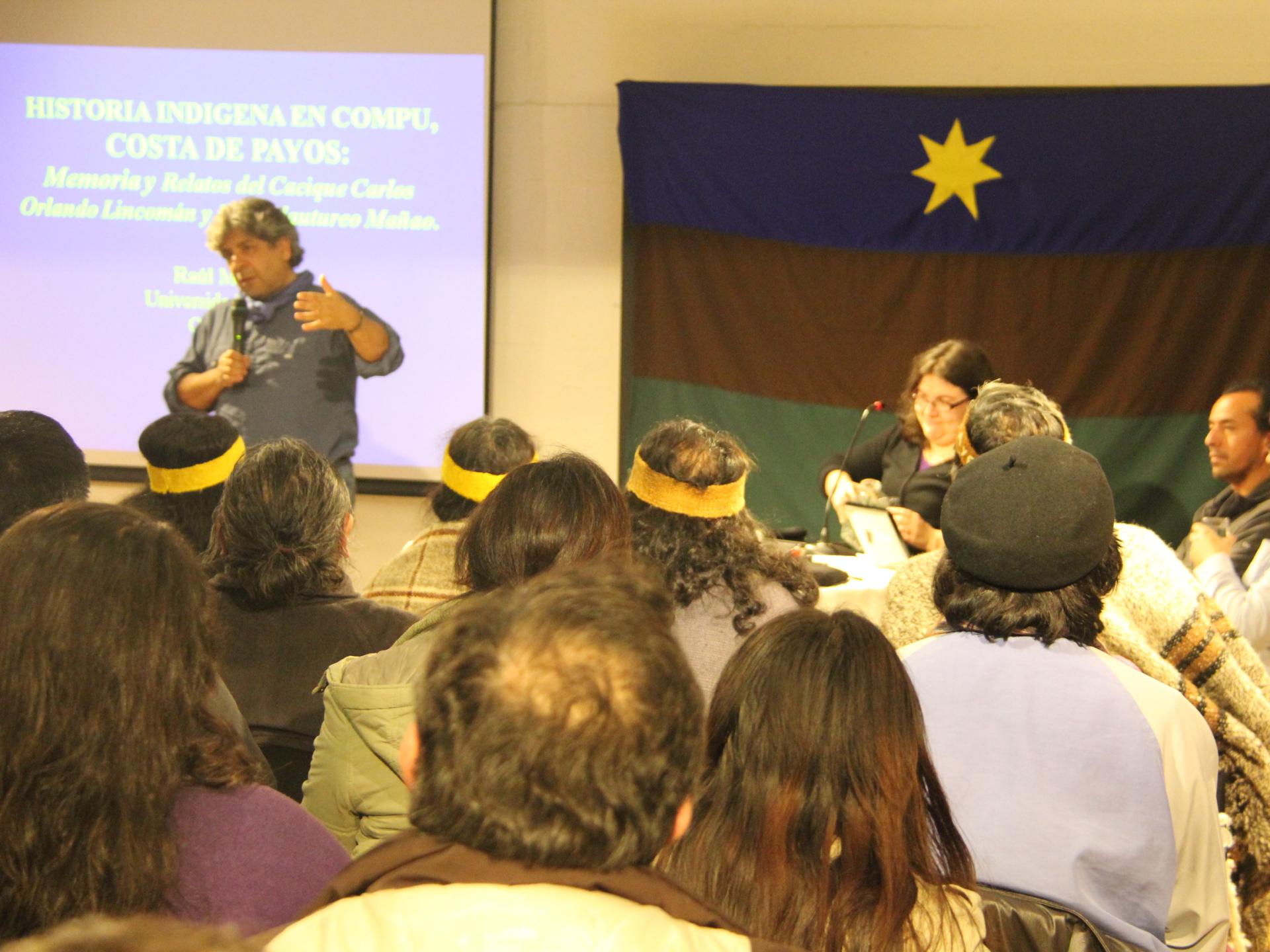Fotografía de Raúl Molina (q. e. p. d.) exponiendo en la sexta versión de este seminario, dedicada a la historia de las comunidades indígenas de Chiloé.