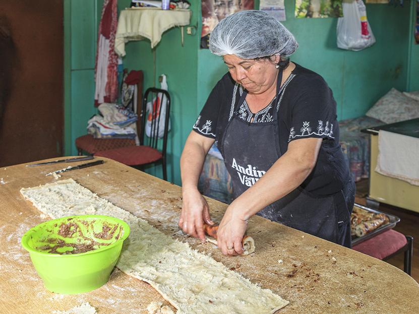 Enrollado de una porción de chochoca rellena con llides