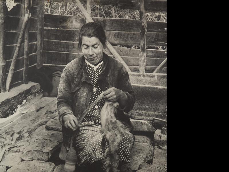 Mujer hilando lana