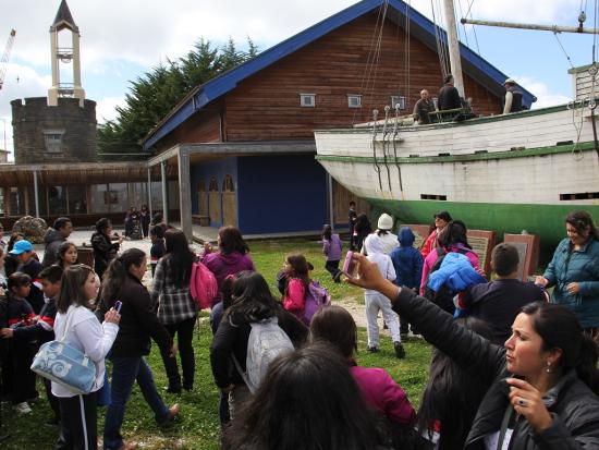 Público del museo en el "patio de los recuerdos"