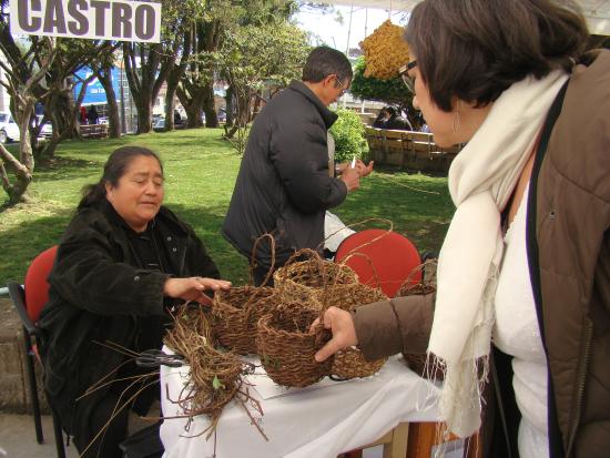 Fotografía: Enolfa Pérez, artesana, y Nury González, directora Museo de Arte Popular Americano. 1° versión de la feria, año 2012.