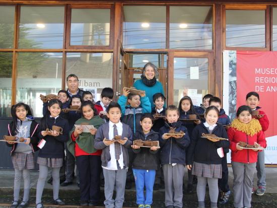 Fotografía: Grupo de estudiantes luego de participar en el taller patrimonial de cerámica tradicional de Chiloé.