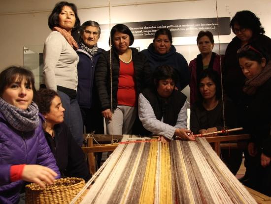 Fotografía: Maestra artesana Adriana Tureuna junto al curso, en el quelgo de la exposición.