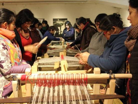 Artesanas textiles de Ancud participando del taller quelgo realizado en el museo en el marco de la exposición temporal Tejiendo Saberes (2017)