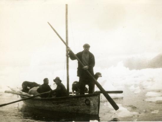 Chalupa en Laguna San Rafael, año 1936. Fotografía tomada durante la expedición de Enrique Hollub. Colección Enrique Hollub, Archivo fotográfico Museo Regional de Aysén.