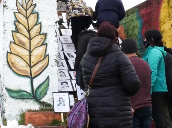 Romería en el Monolito conmemorativo al lado del puente carretero, río Pilmaiquén. Uno de los principales sitios de memoria en la provincia de Osorno.